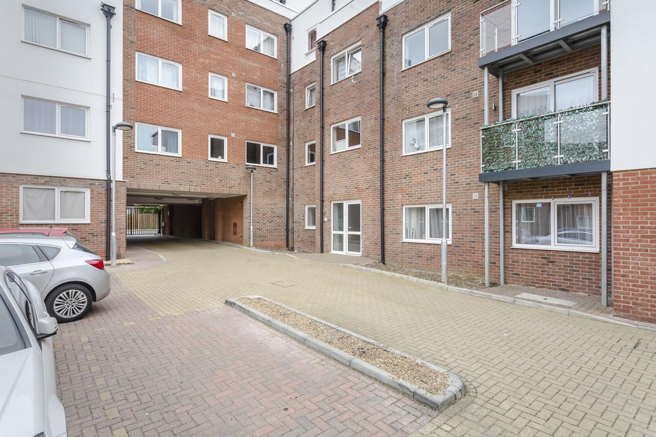 1 Bed Apt Sleeps 4 Apartment Luton  Exterior photo